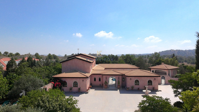 4-bedroom detached house for sale 465 m² in Mosfiloti, Larnaca, Cyprus