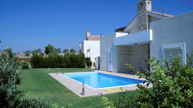 Charming Monagroulli Villa with Pool and Space