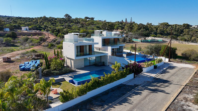 Detached Villa with Private Roof Terrace