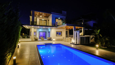 Modern 4 Bed Villa In Agios Tychonas