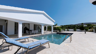 Роскошный обновлённый бунгало с 4 спальнями в Си Кейвс