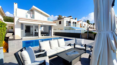 Вилла на первой линии с 4 спальнями в Корал Бэй