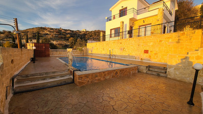 Просторная вилла с 4 спальнями, бассейном и панорамным видом на море в Цаде