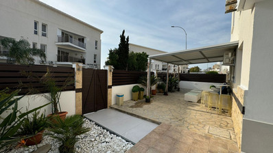 Двухкомнатная квартира на первом этаже, расположенная в Ороклини