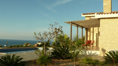 Трёхкомнатный меблированный бунгало с видом на море, Помос