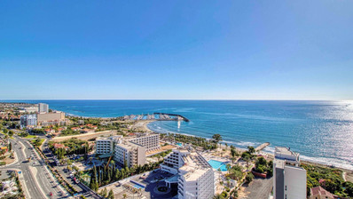 Просторная квартира на 17 этаже в Парекклисии с видом на море и бассейном