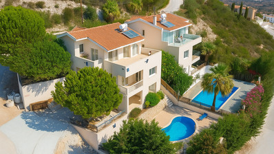 Просторная пятиспальная вилла с видом на море Тала