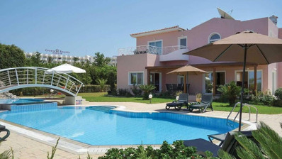 Просторная вилла в Корал-Бэй с бассейном и видом на море