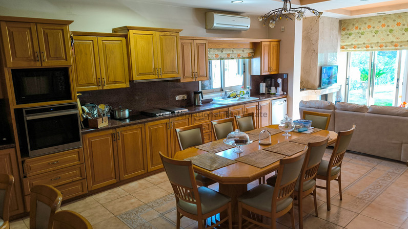 Коммерческая недвижимость 538 м² в аренду в Aradippou, Larnaca, Cyprus