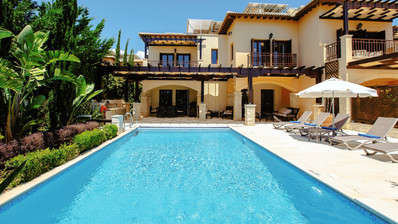 Просторная вилла с бассейном и видом на море в аренду