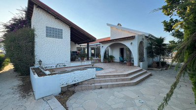 Spacious 4 Bed Villa with Pool in Erimi