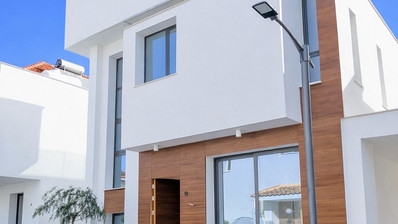 Современный дом с четырьмя спальнями на продажу в Дромолаксие