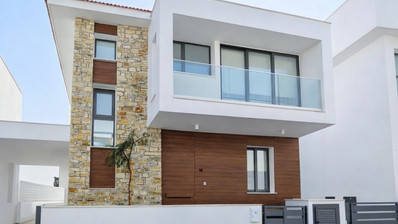 Современный дом с четырьмя спальнями на продажу в Дромолакии