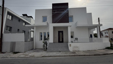 Spacious Villa with Pool near Metropolis Mall Shops