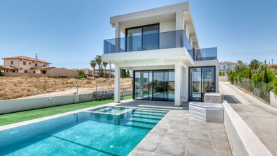 Modern Six Bedroom Villa in Peaceful Aradippou Area