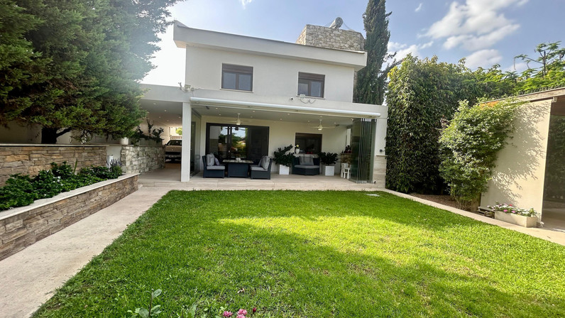 Commercial properties 282 m² for sale in Aradippou, Larnaca, Cyprus
