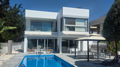 3 Bedroom Luxury Seafront Villa in Pervolia