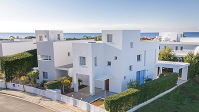 Detached Villa with Pool in Scenic Coral Bay