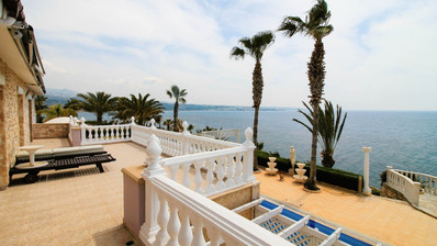 РОСКОШЬ НА ПЕРВОЙ ЛИНИИ 4-СПАЛЬНАЯ ВИЛЛА В КОРАЛ БЭЙ